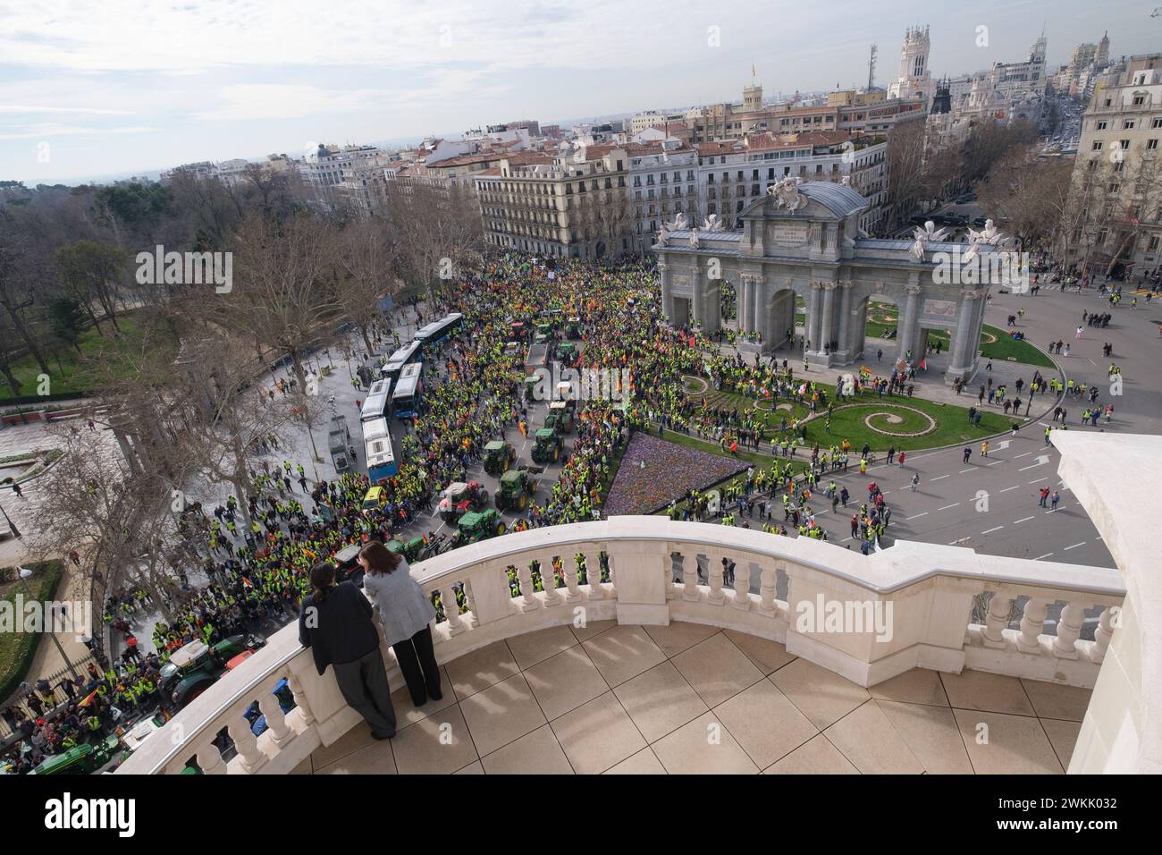 Les manifestants arrivent en tracteur devant la Puerta de Alcalá lors d'une manifestation d'agriculteurs pour dénoncer la politique agricole européenne à Madrid, sur Fe Banque D'Images