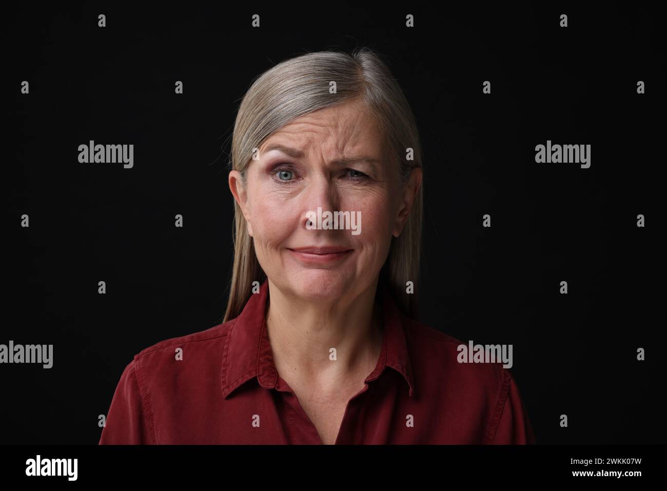 Concept de personnalité. Portrait de femme faisant un clin d'œil sur fond noir Banque D'Images