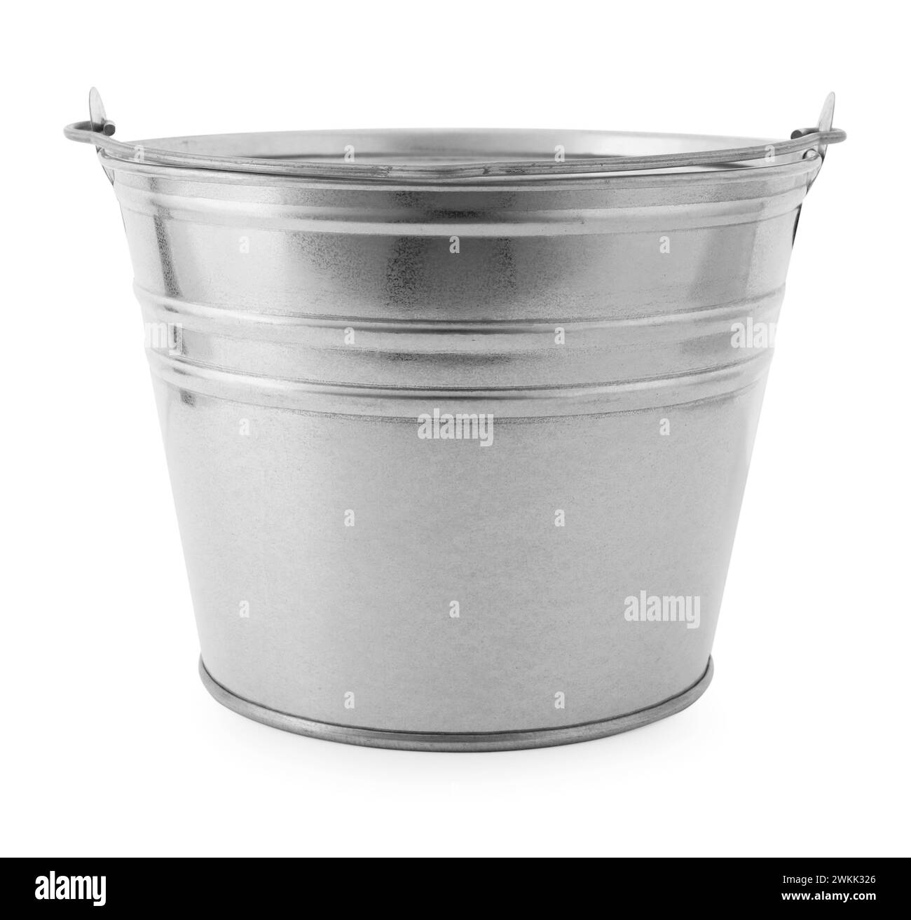 Un seau en métal brillant isolé sur blanc Banque D'Images