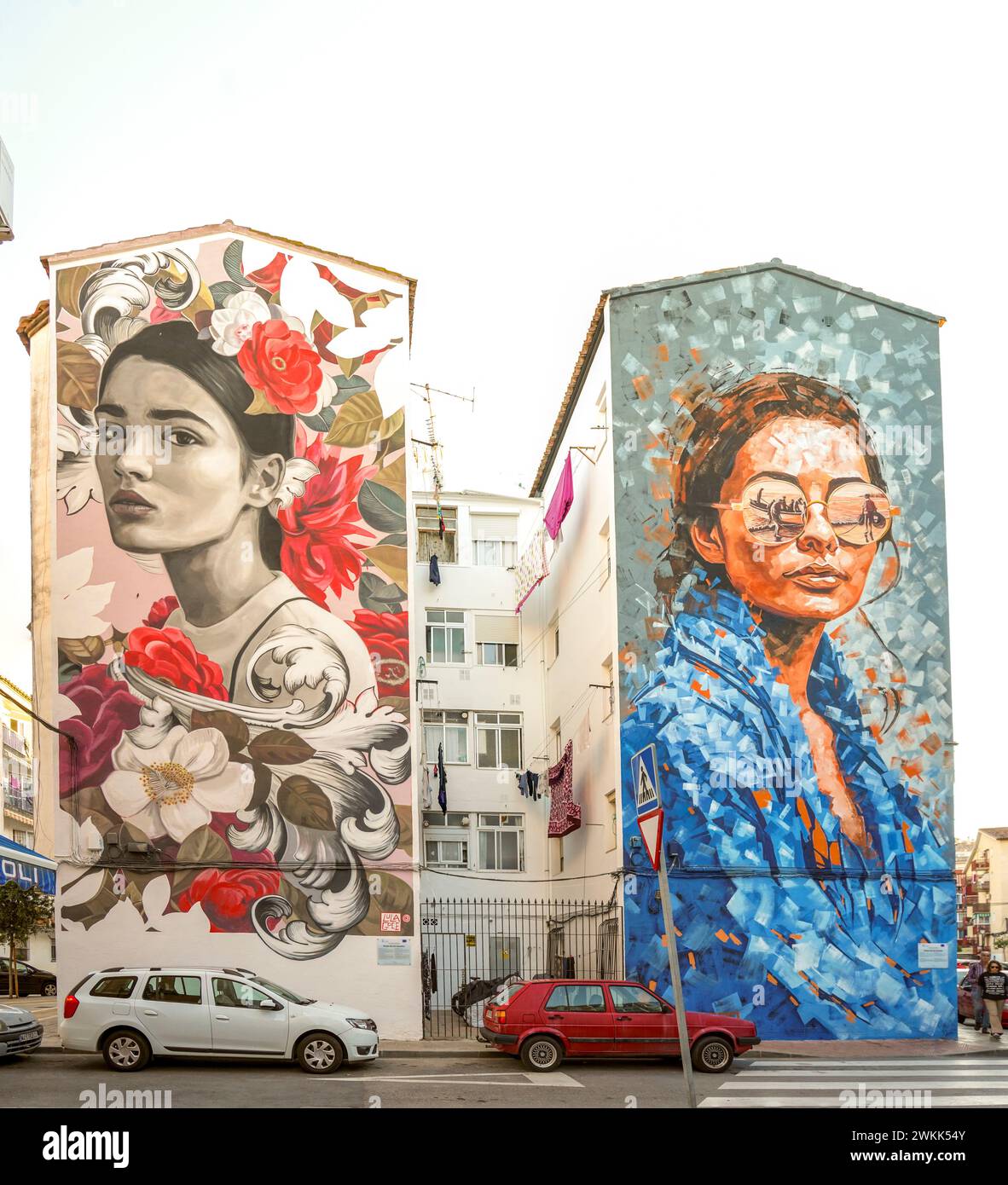 Peintures murales sur les façades de la zone urbaine résidentielle à Fuengirola, Costa del sol, Andalousie, Espagne. Banque D'Images
