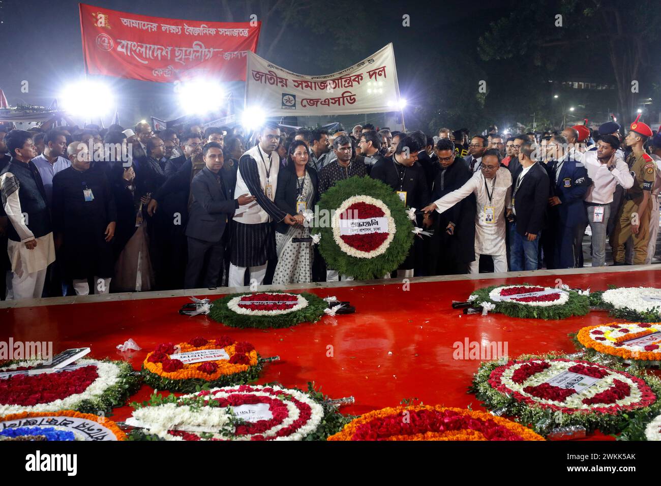 Dhaka, Bangladesh - 21 février 2024 : à l'occasion de la Journée des martyrs et de la Journée internationale de la langue maternelle, les gens ordinaires affluent tard dans la nuit pour payer Banque D'Images