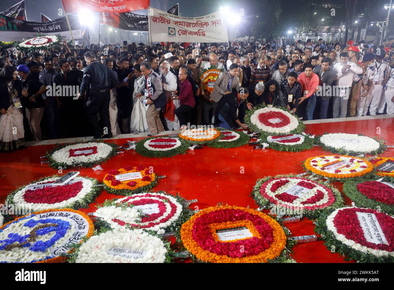 Dhaka, Bangladesh - 21 février 2024 : à l'occasion de la Journée des martyrs et de la Journée internationale de la langue maternelle, les gens ordinaires affluent tard dans la nuit pour payer Banque D'Images