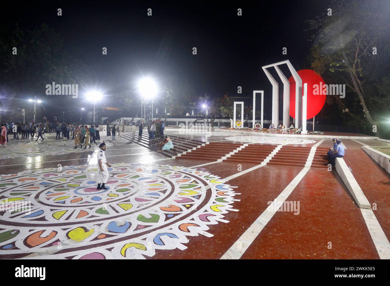 Dhaka, Bangladesh - 21 février 2024 : à l'occasion de la Journée des martyrs et de la Journée internationale de la langue maternelle, les gens ordinaires affluent tard dans la nuit pour payer Banque D'Images