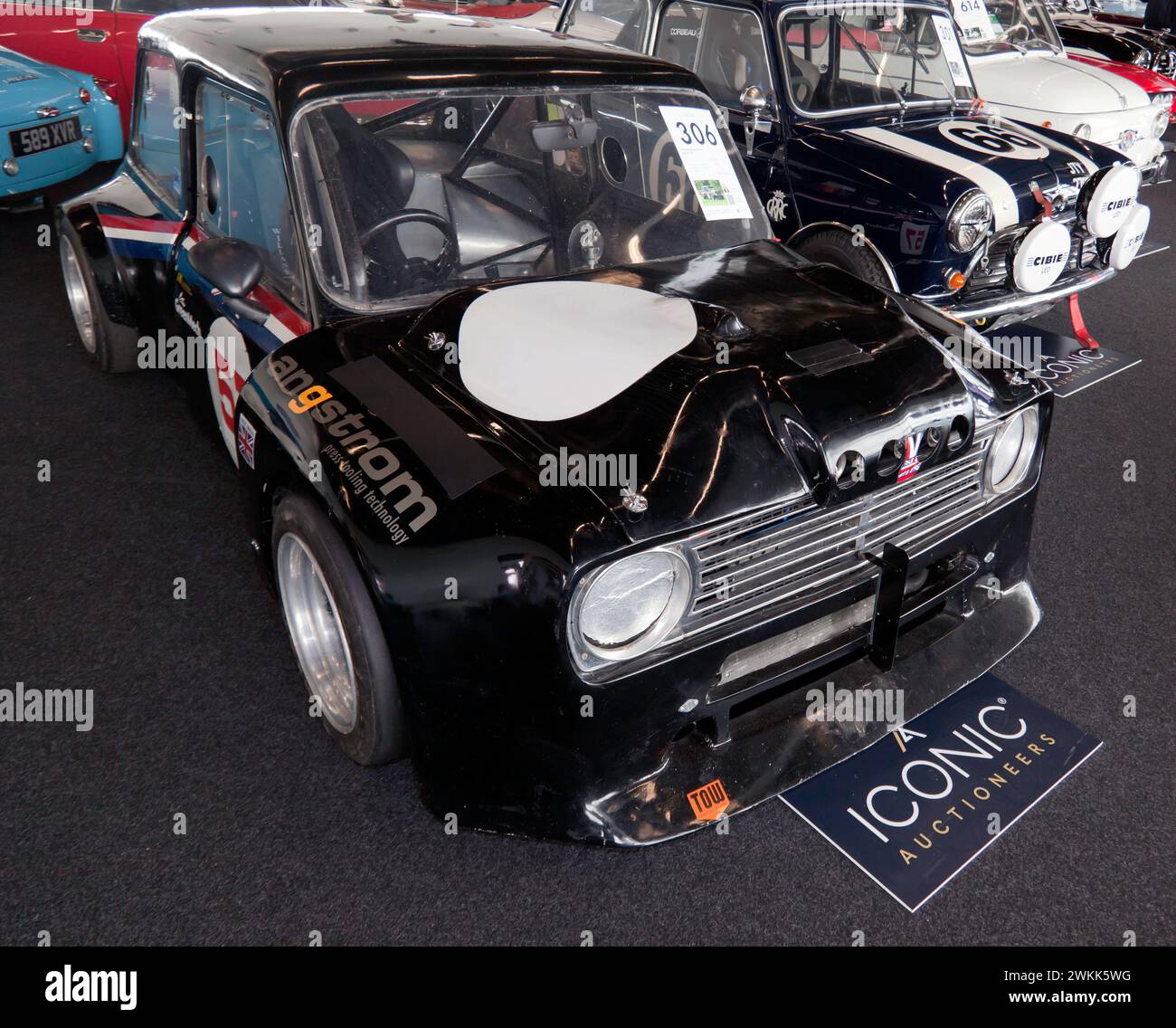 Vue de trois quarts de face d'une Maguire Mini Twin-Cam TS.79.DH 1979 en vente dans l'emblématique vente aux enchères, au Festival Silverstone 2023 Banque D'Images
