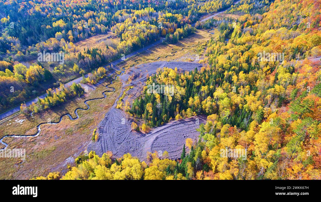 Tapisserie d'automne aérienne dans la forêt du Michigan avec Winding River Banque D'Images