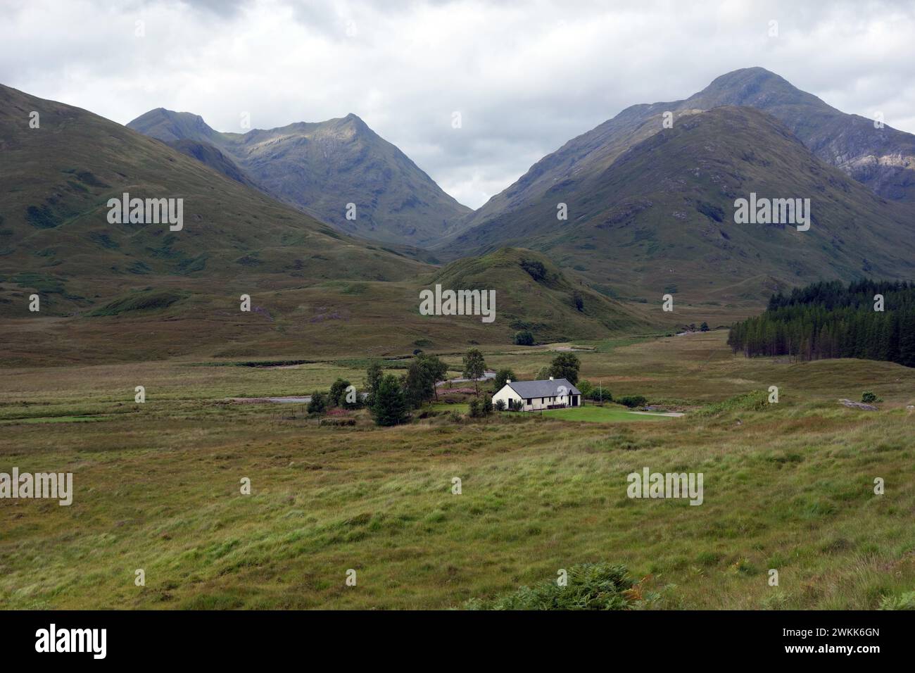 Le Corbett 'Streap' et le Munro 'Sgurr Thuilm' au-dessus du hameau agricole éloigné de Strathan, Glen Dessarry dans les Highlands écossais, Écosse, Royaume-Uni. Banque D'Images