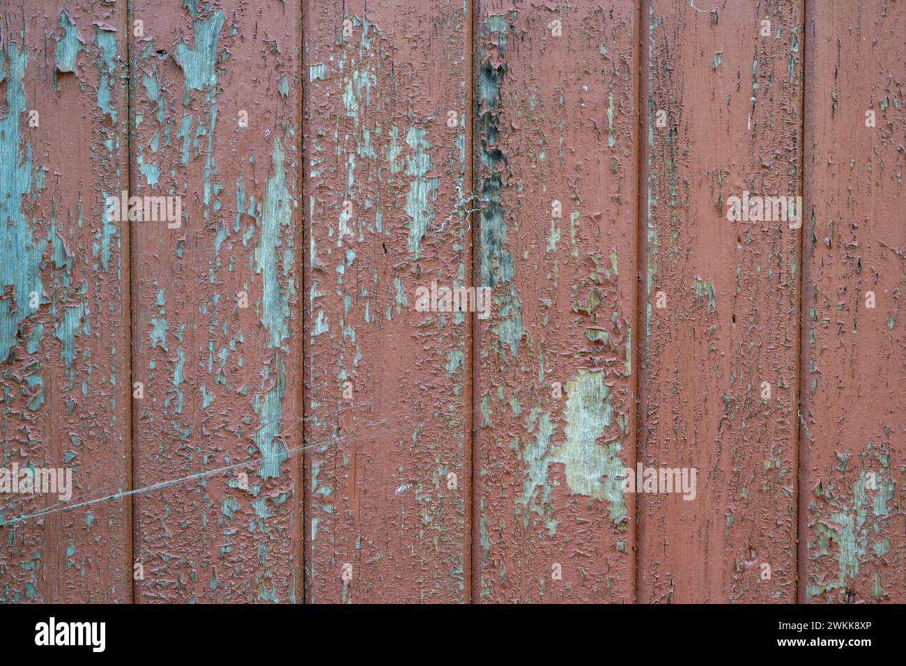peinture marron écaillée par les intempéries sur un mur en bois Banque D'Images
