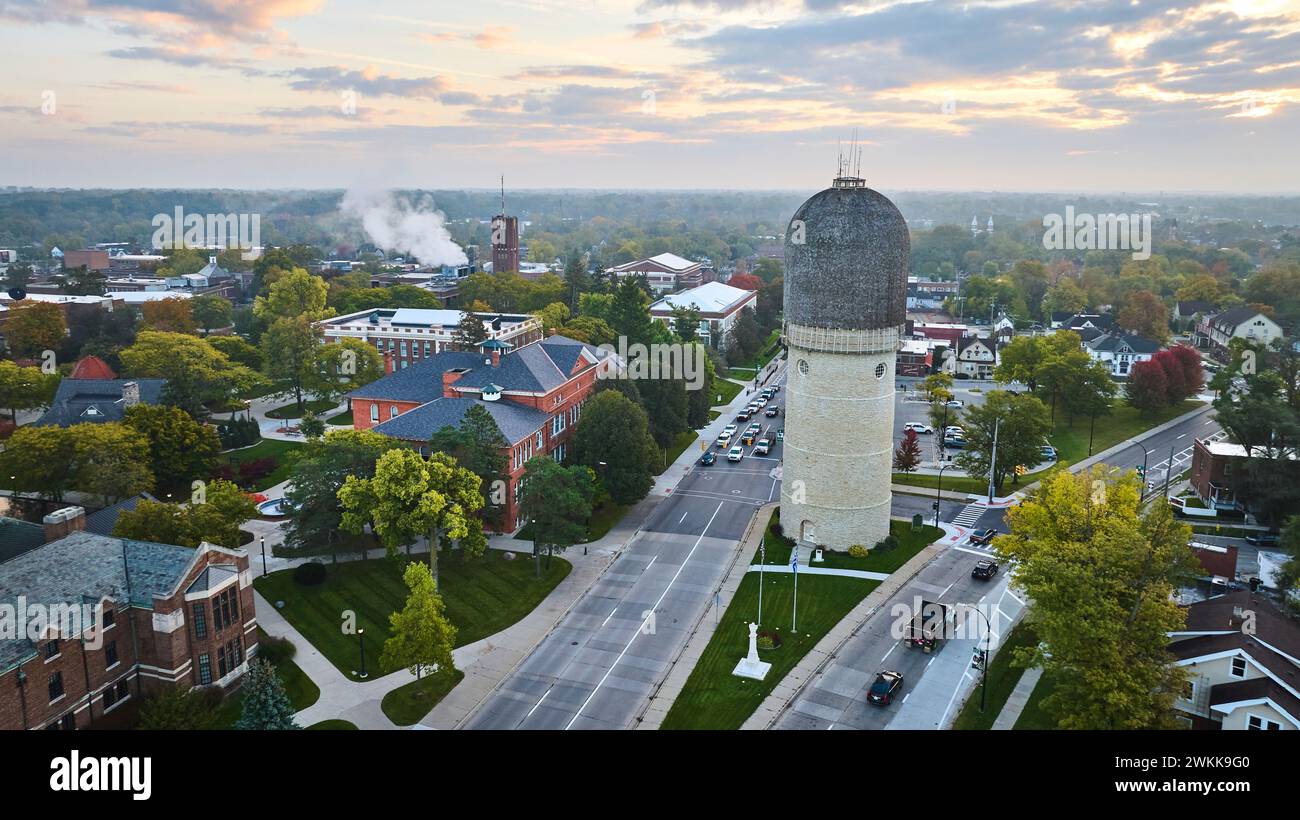 Aube de banlieue aérienne avec château d'eau historique à Ypsilanti Banque D'Images