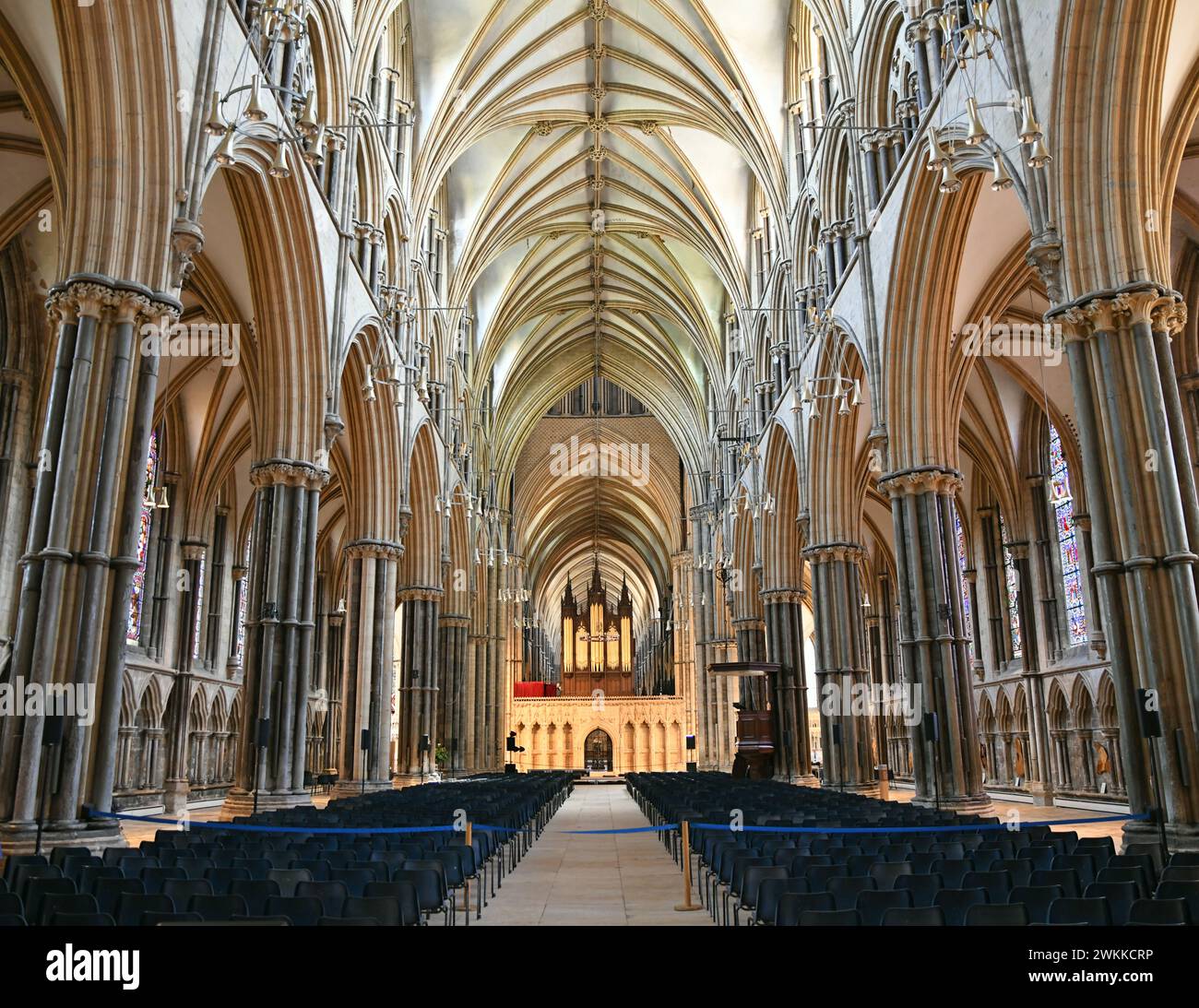 Vue de la nef de la cathédrale de Lincoln, regardant vers l'est vers le chœur, Lincolnshire, Angleterre Banque D'Images