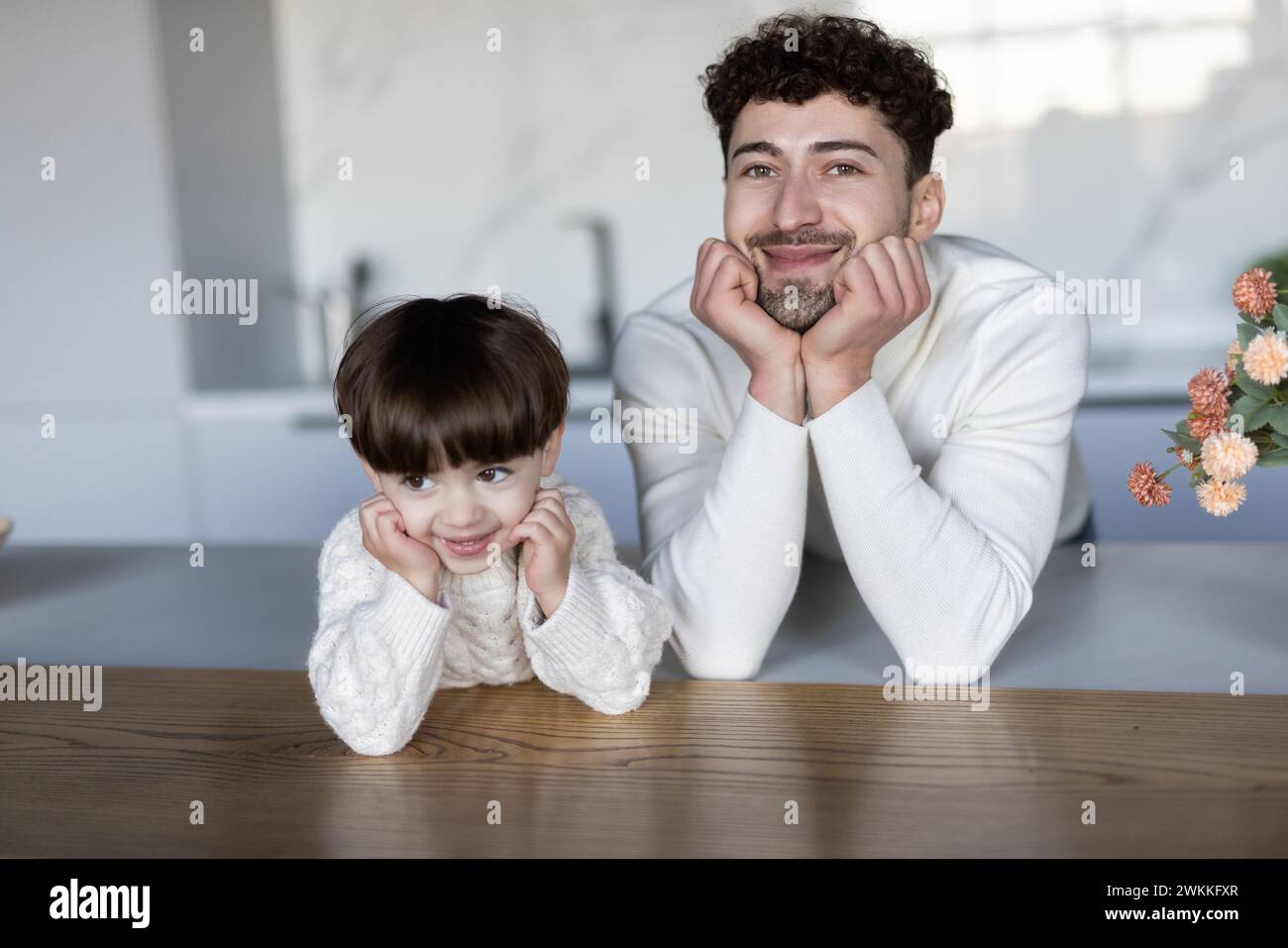 Père et fils embrassant le sourire Banque D'Images
