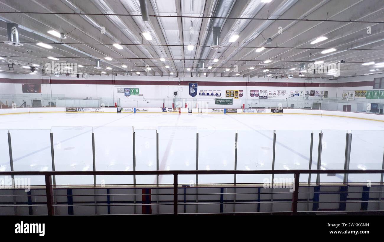 Machine de refaçage de glace perfectionnant la patinoire du complexe sportif intérieur Banque D'Images