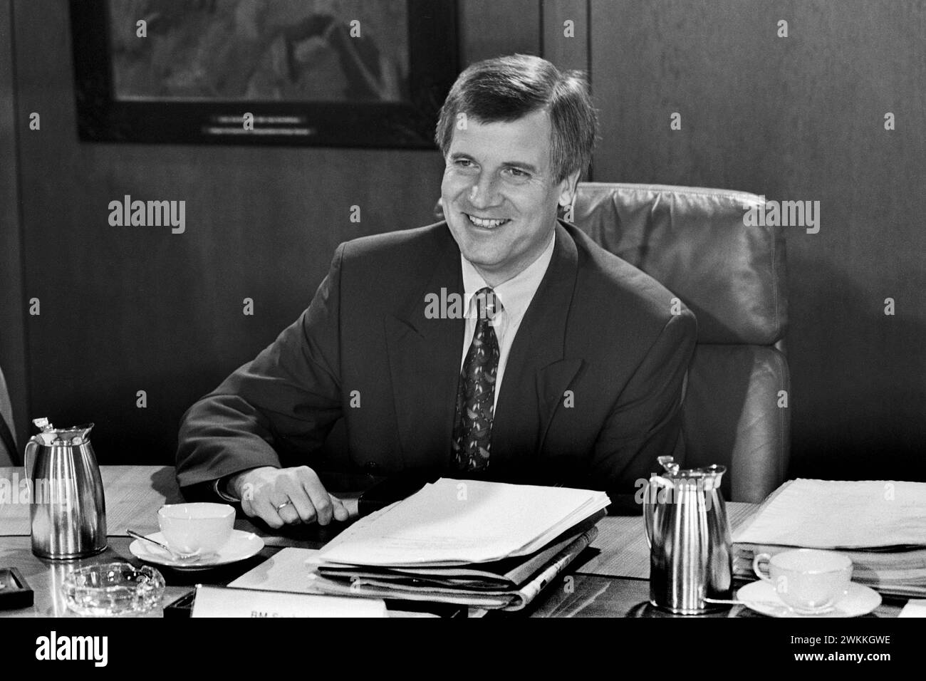 Deutschland, Bonn, 03.11.1993 Archiv. : 43-48-28 Sitzung Bundeskabinett Foto : Horst Seehofer, Bundesgesundheitsminister Sitzung Bundeskabinett *** Allemagne, Bonn, 03 11 1993 Archives 43 48 28 Réunion du Cabinet fédéral photo Horst Seehofer, Ministre fédéral de la santé Réunion du Cabinet fédéral Banque D'Images