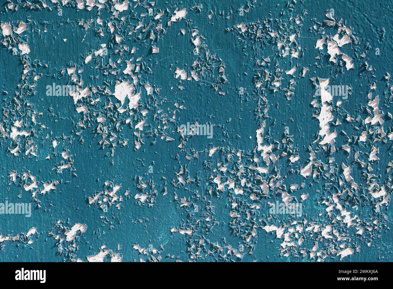 Texture de vieille peinture fissurée sur un mur de béton. Peler la peinture bleue sur le mur. Banque D'Images