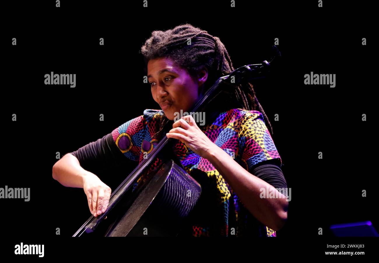 Tomeka Reid - Auftritt von 'The Hemphill Stringtett', Jazzfest 2022, Haus der Berliner Festspiele, 3. Novembre 2022, Berlin. Banque D'Images