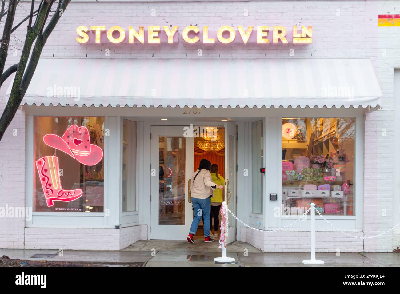 Deux femmes entrent dans la tendance Stoney Clover Lane, un magasin d'accessoires de voyage et de style de vie dans le quartier 12South, Nashville, Tennessee, États-Unis. Banque D'Images