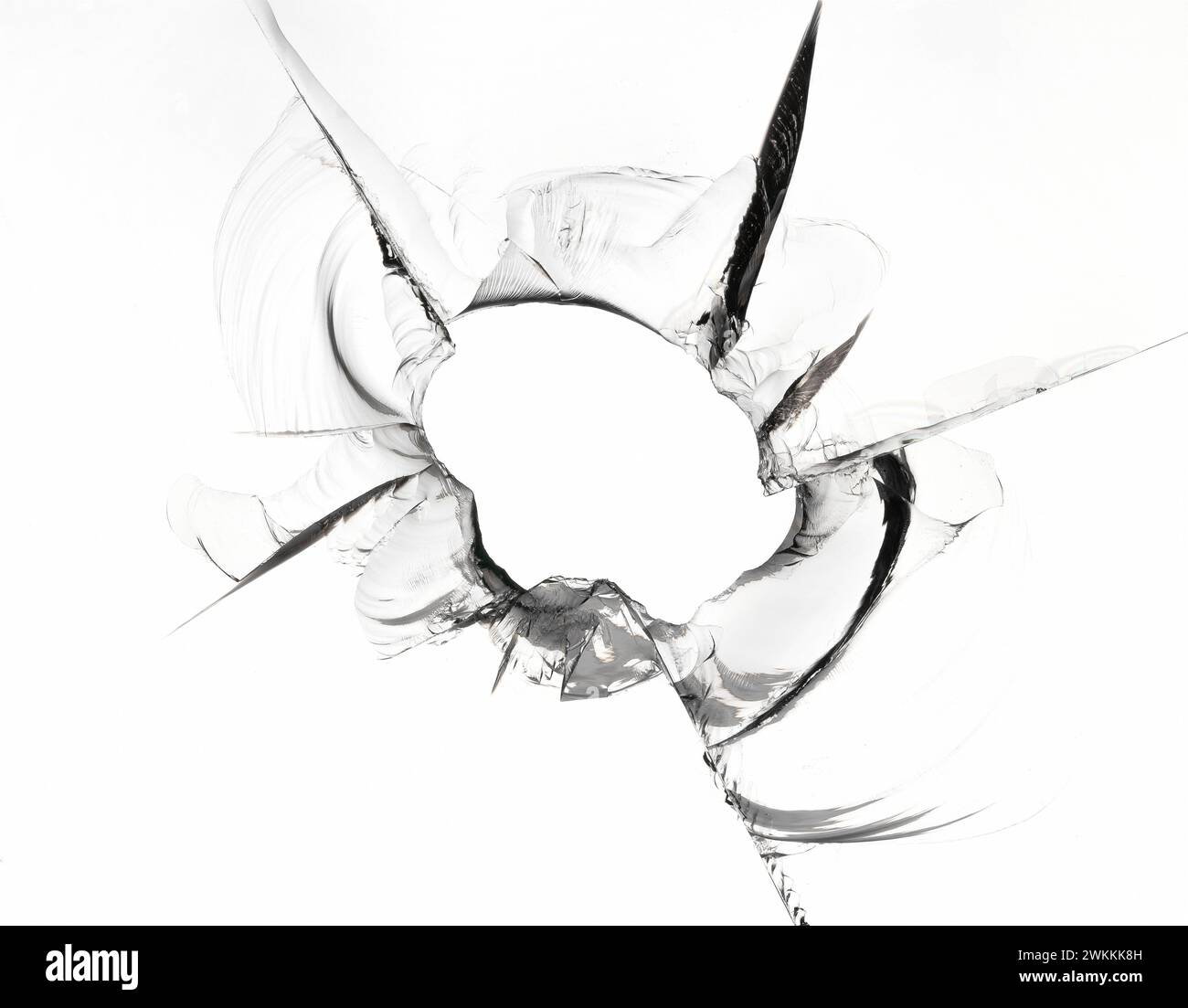 Grand trou dans la texture de verre sur fond blanc. Verre fissuré. Banque D'Images