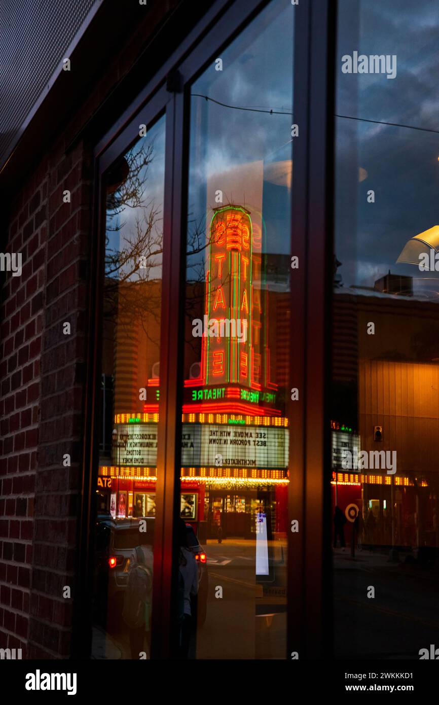 Reflet du Marquee du théâtre d'État éclairé par des néons à Twilight Banque D'Images