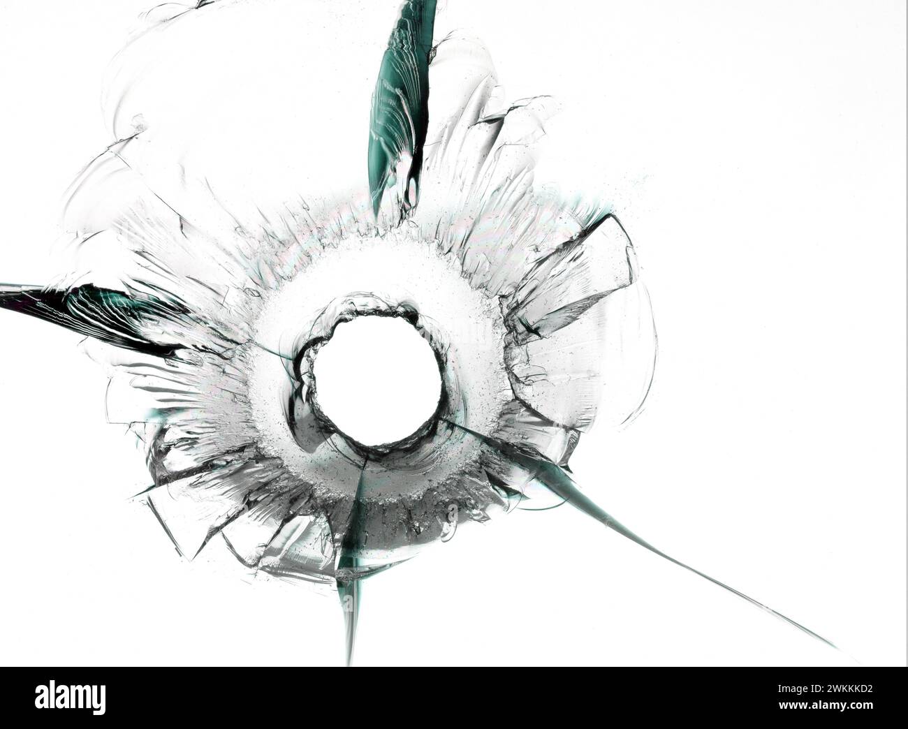 Trou dans le verre avec des fissures vertes sur fond blanc. Haute résolution. Gros plan. Macro. Banque D'Images