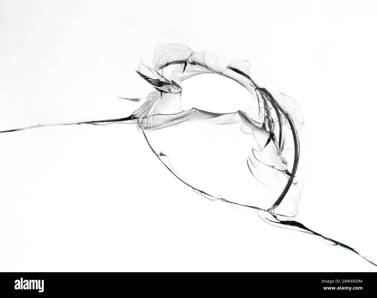 Trou avec des fissures dans la texture de verre sur fond blanc. Gros plan. Banque D'Images