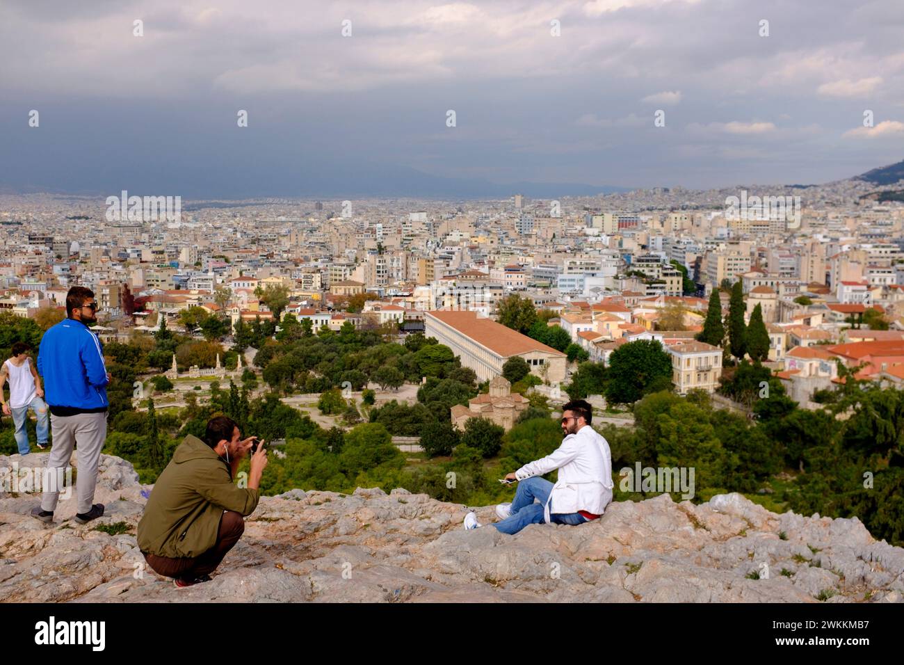 Les touristes visitent l'Acropole à Athènes, Grèce. Banque D'Images