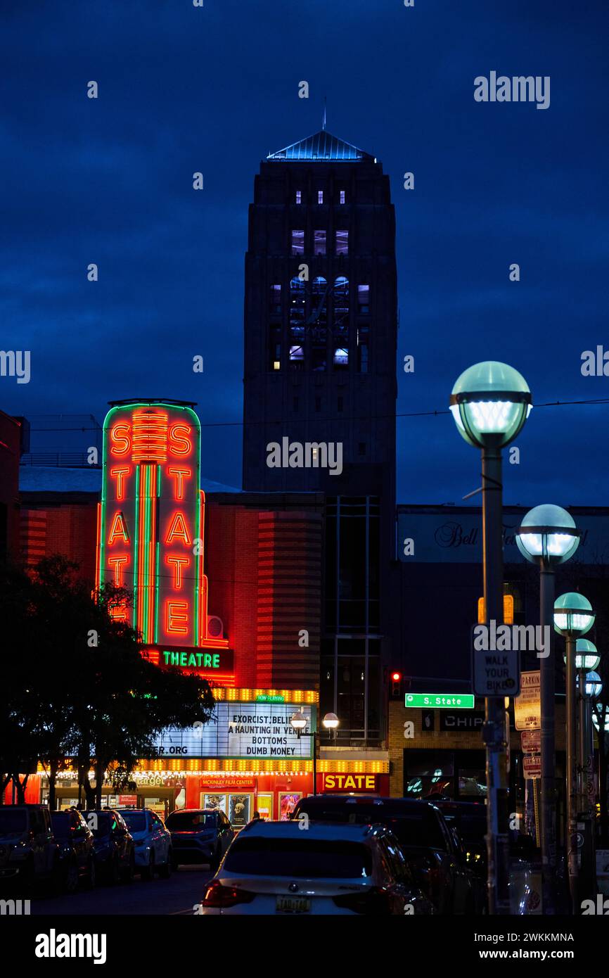 Théâtre d'État néon luisant à Blue Hour, paysage urbain d'Ann Arbor Banque D'Images