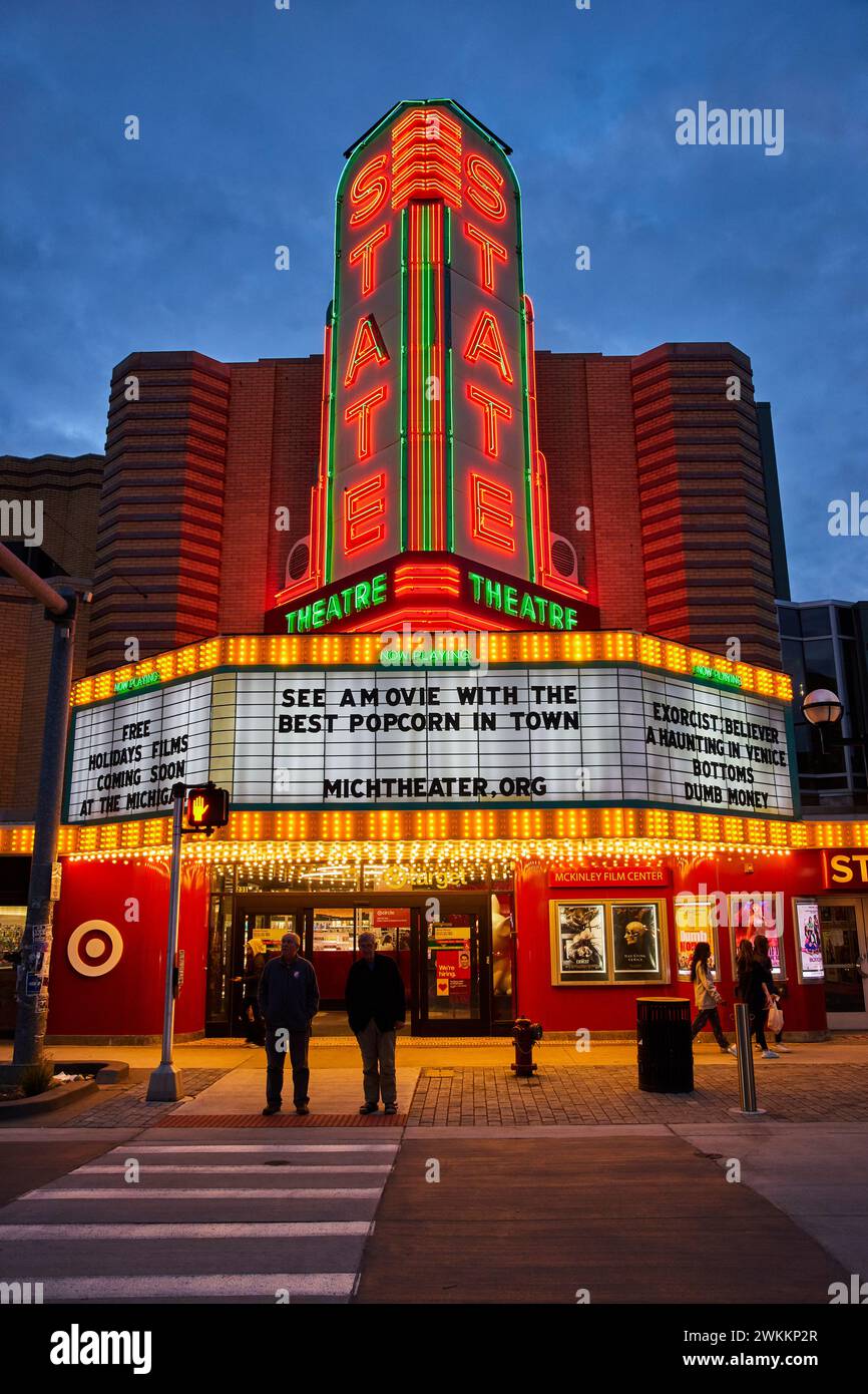 Cinéma classique Neon Marquee au Blue Hour, centre-ville d'Ann Arbor Banque D'Images