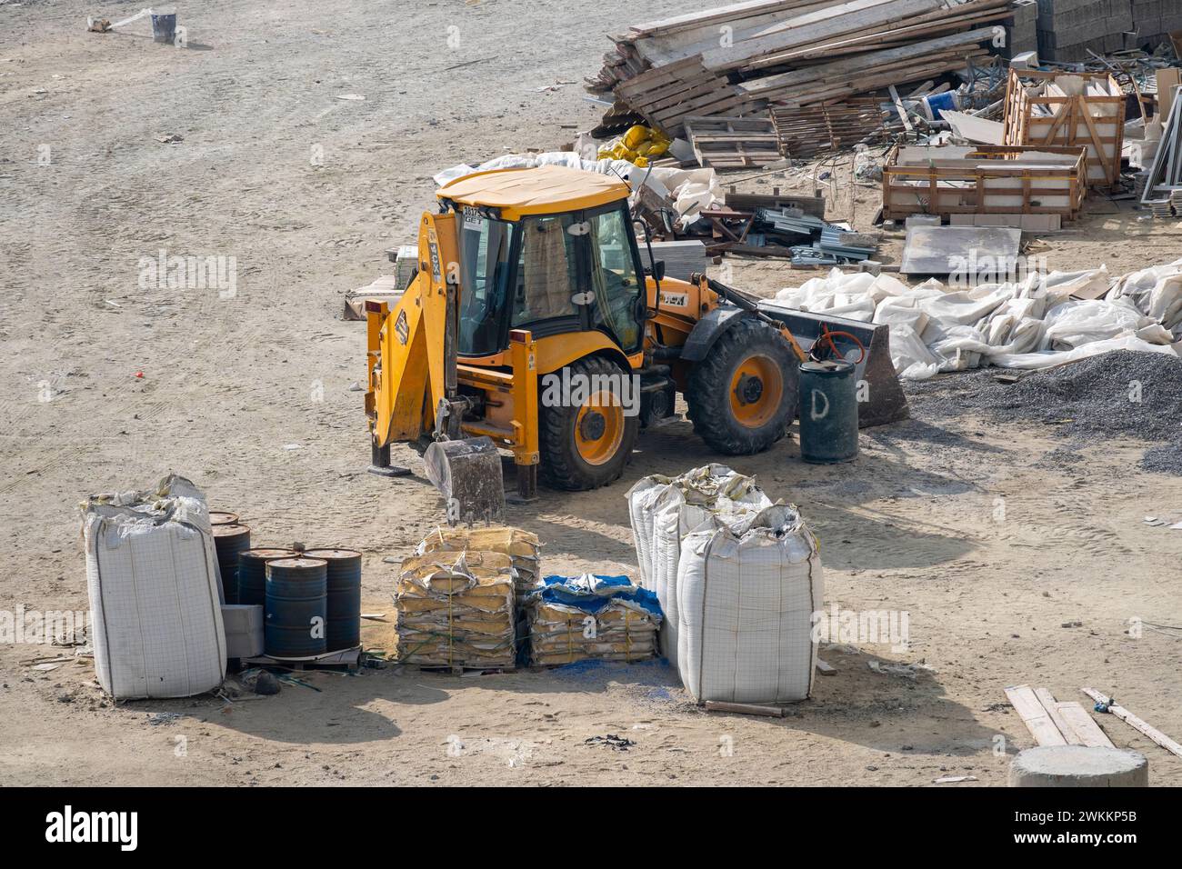 La chargeuse-pelleteuse à traction intégrale JCB sur le chantier de construction Banque D'Images