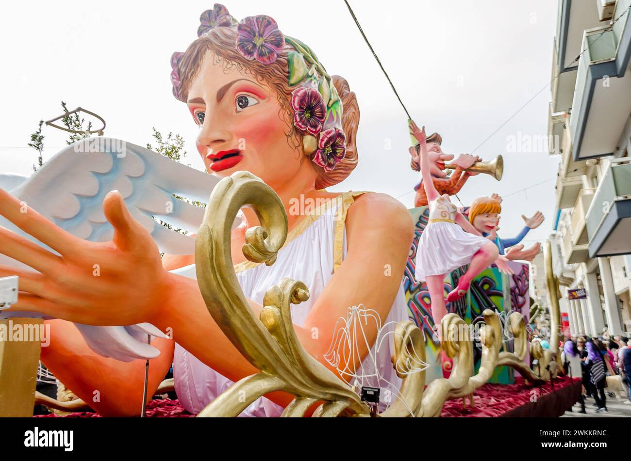 Flotteur de carnaval géant avec une figure féminine représentant la paix. Elle tient un pigeon blanc. Grande parade annuelle avec sculptures et statues colorées. Banque D'Images