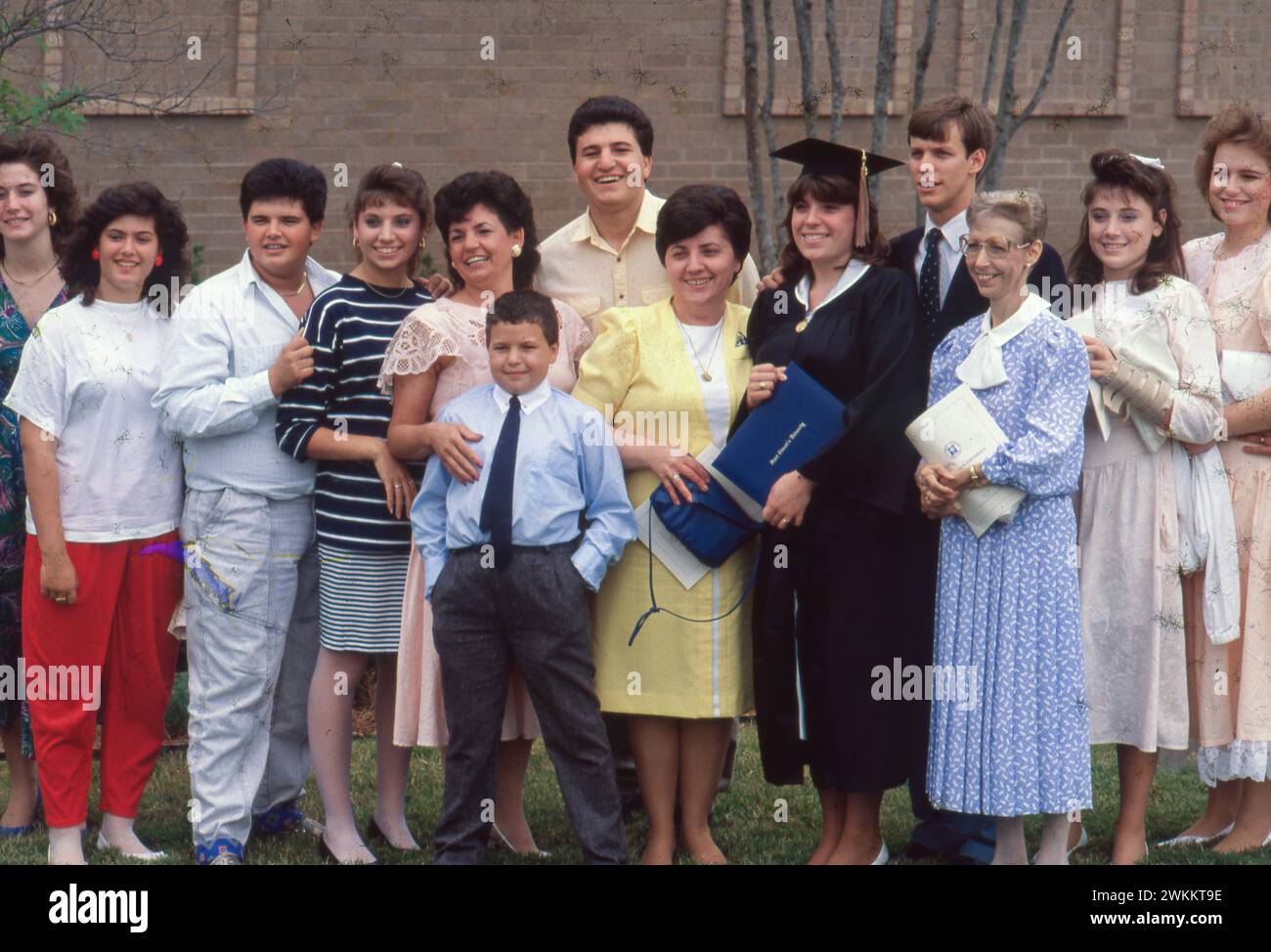 Austin Texas USA : la famille élargie pose pour un portrait de groupe avec un nouveau diplômé après la cérémonie de commencement. ©Bob Daemmrich Banque D'Images