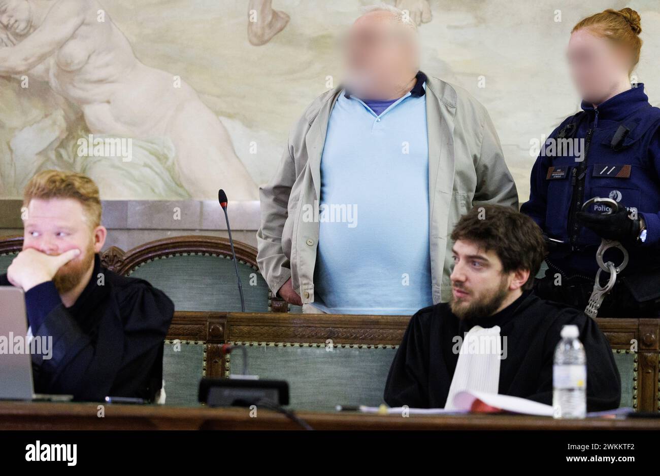 Bruxelles, Belgique. 21 février 2024. L’avocat Jonathan de Taye, l’accusé Miroslaw Niedziecwki et l’avocat Guillaume Lys photographiés lors de l’ouverture du procès de Niedziecwki, devant la Cour d’assises de la région de Bruxelles-capitale, mercredi 21 février 2024, à Bruxelles. Niedziecwki, 65 ans, est accusé du meurtre de son ami Miroslaw Dymko le 26 décembre 2021 à Anderlecht. BELGA PHOTO BENOIT DOPPAGNE crédit : Belga News Agency/Alamy Live News Banque D'Images