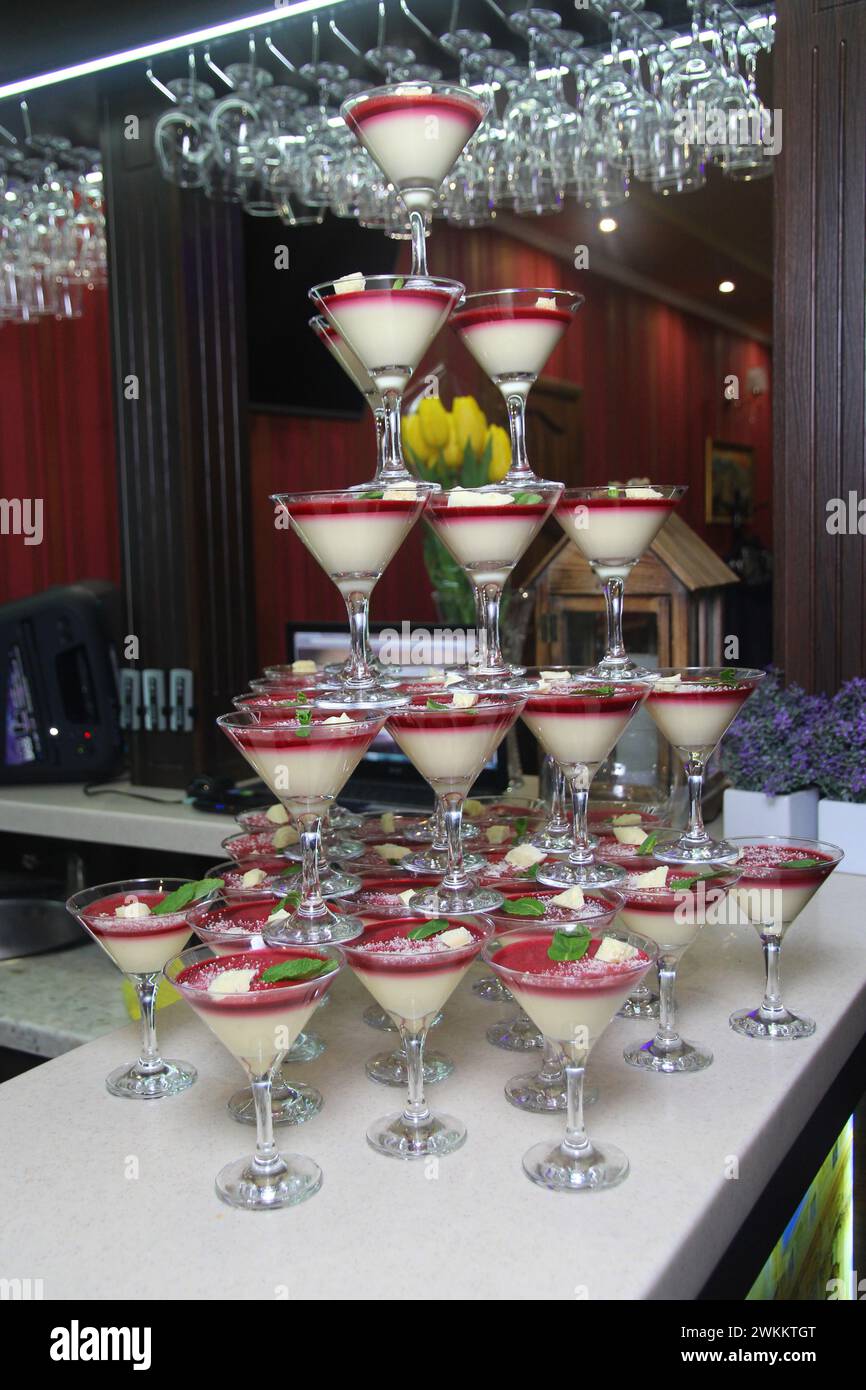 photo d'une pyramide de cocktails sur un comptoir de bar Banque D'Images