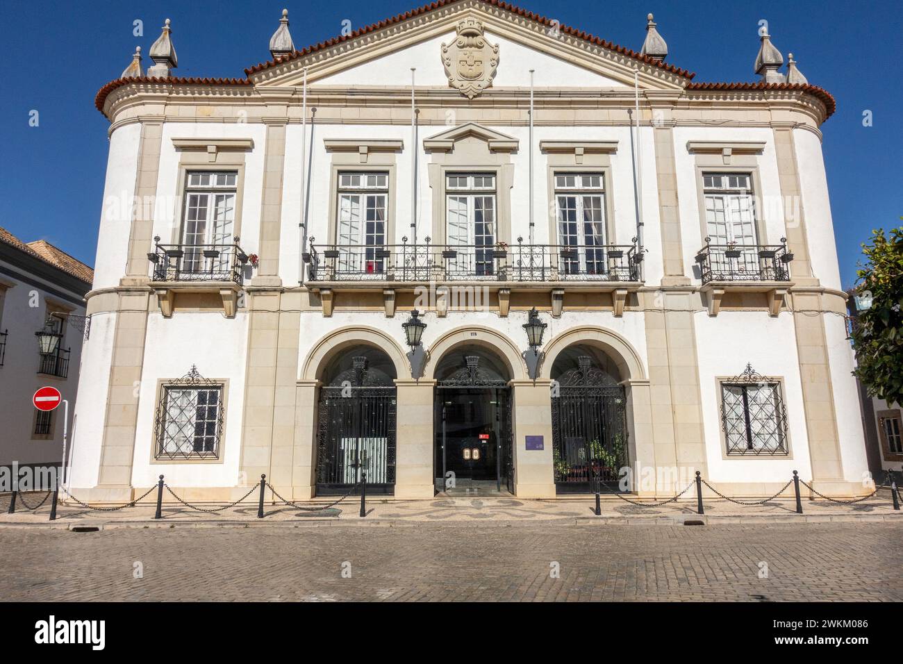 Hôtel de ville de Faro Câmara Municipal de Faro façade de l'hôtel de ville sur la place de la cathédrale (Largo da Sé), Faro Portugal, 6 février 2024 Banque D'Images