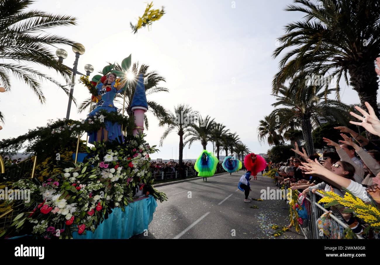 Nice, France. 21 février 2024. © PHOTOPQR/NICE MATIN/Patrice Lapoirie ; Nice ; 21/02/2024 ; bataille de fleurs carnaval Nice carnaval de Nice 2024 France, 21 février 2024 bataille de fleurs au carnaval de Nice crédit : MAXPPP/Alamy Live News Banque D'Images