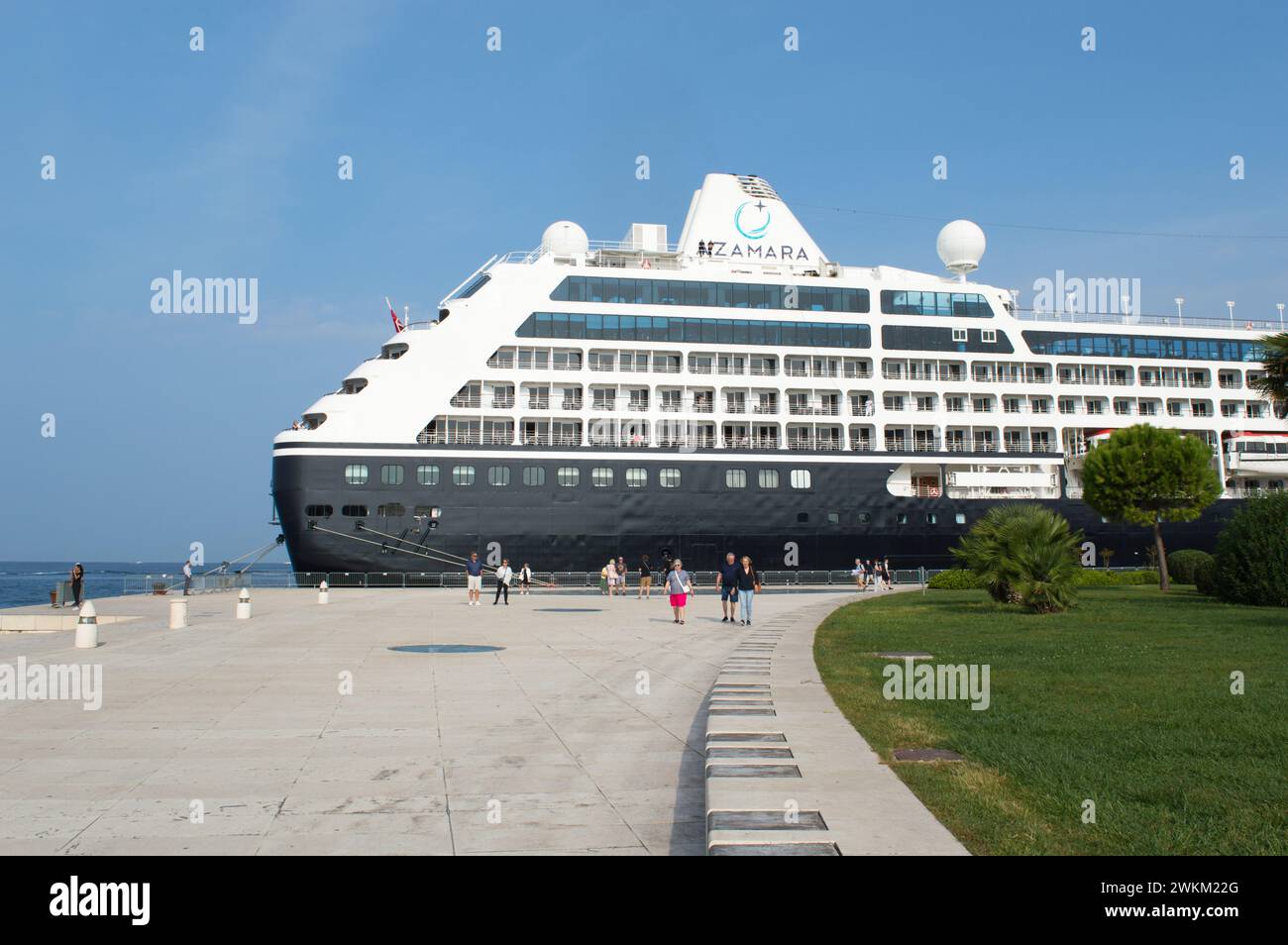 Zadar, Croatie - 13 octobre 2023 : bateau de croisière Azamara Pursuit amarré par l'attraction touristique salutations au soleil à Zadar Banque D'Images