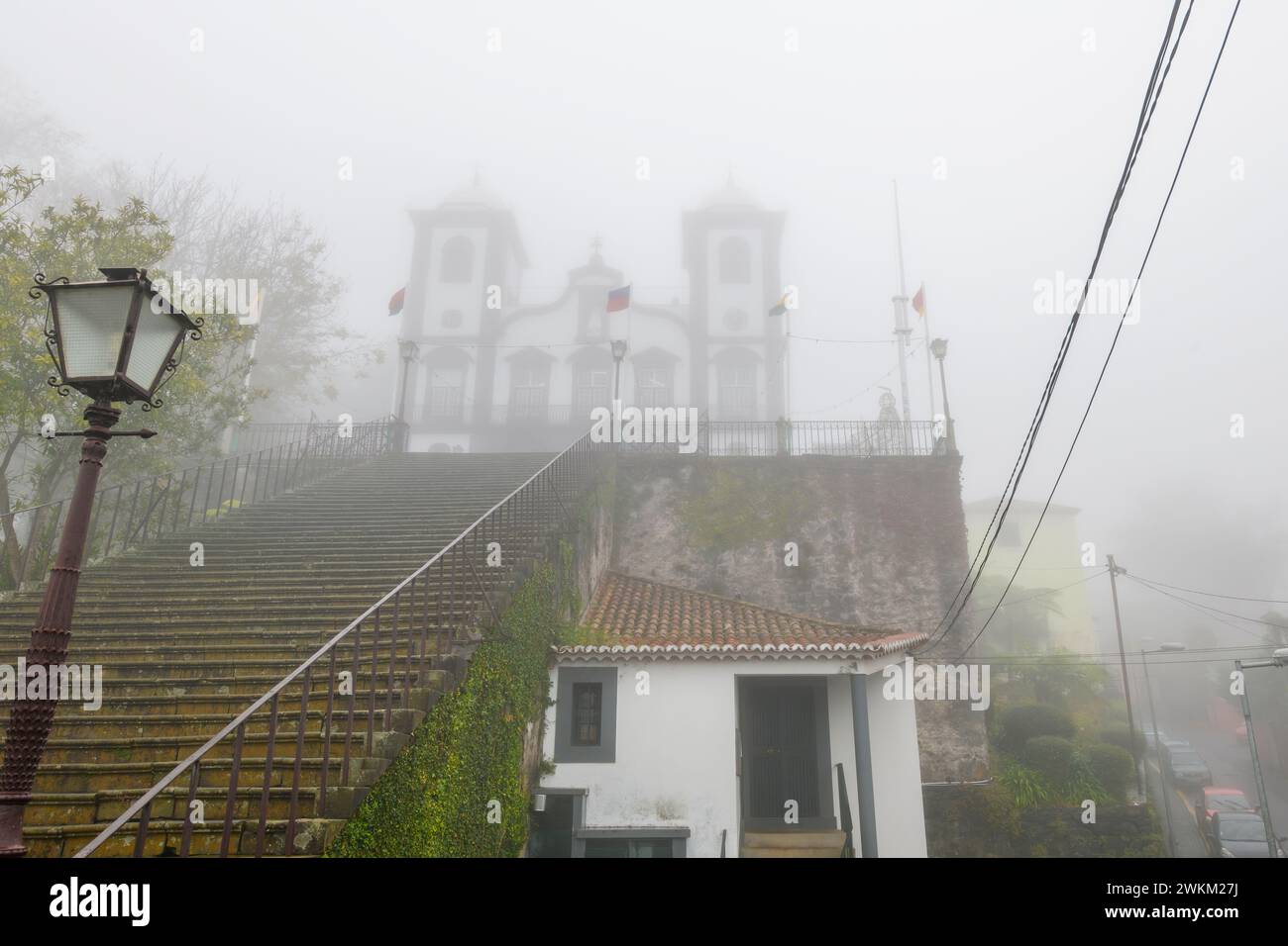 L'Igreja de Nossa Senhora do Monte, ou église notre-Dame de Monte entourée de brouillard dans la ville perchée de Monte, au Portugal, sur l'île de Madère Banque D'Images