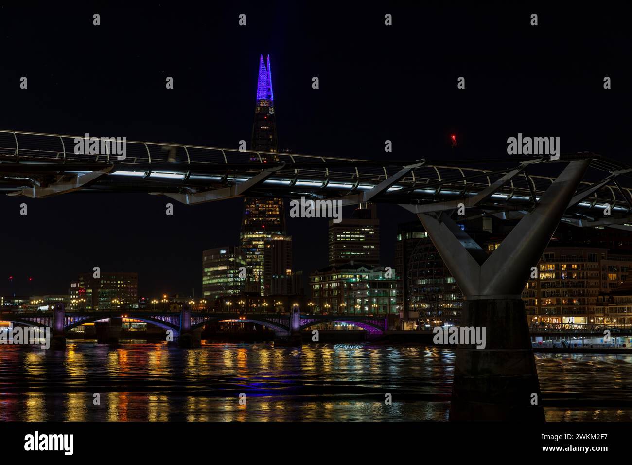 The Shard avec des lumières spéciales Shard Lights 2022 illuminations et Millennium Bridge la nuit, Londres, Angleterre. Banque D'Images