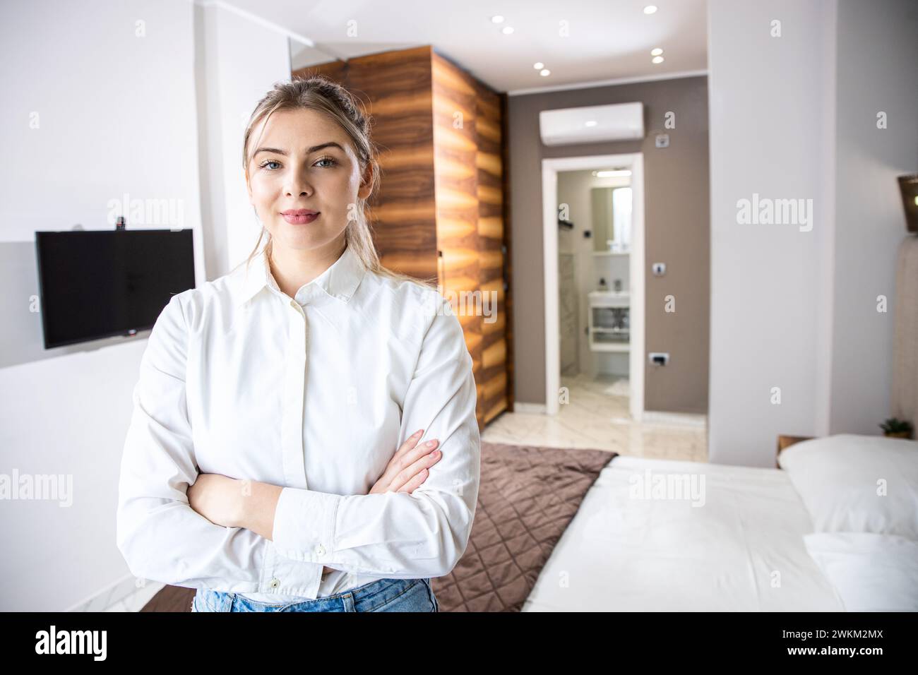 Portrait d'une femme surveillante dans une chambre d'hôtel. Banque D'Images