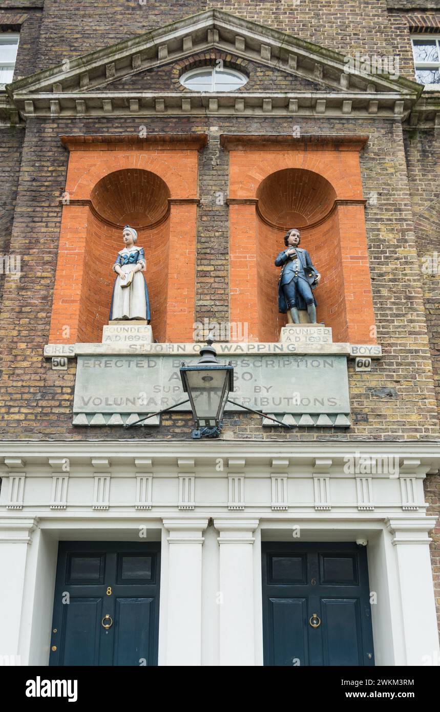 Coade Stone Staues devant l'ancienne école Bluecoat Charity à St Johns Old School House, Scandrett Street, Wapping, Londres, E1, Angleterre, Royaume-Uni Banque D'Images