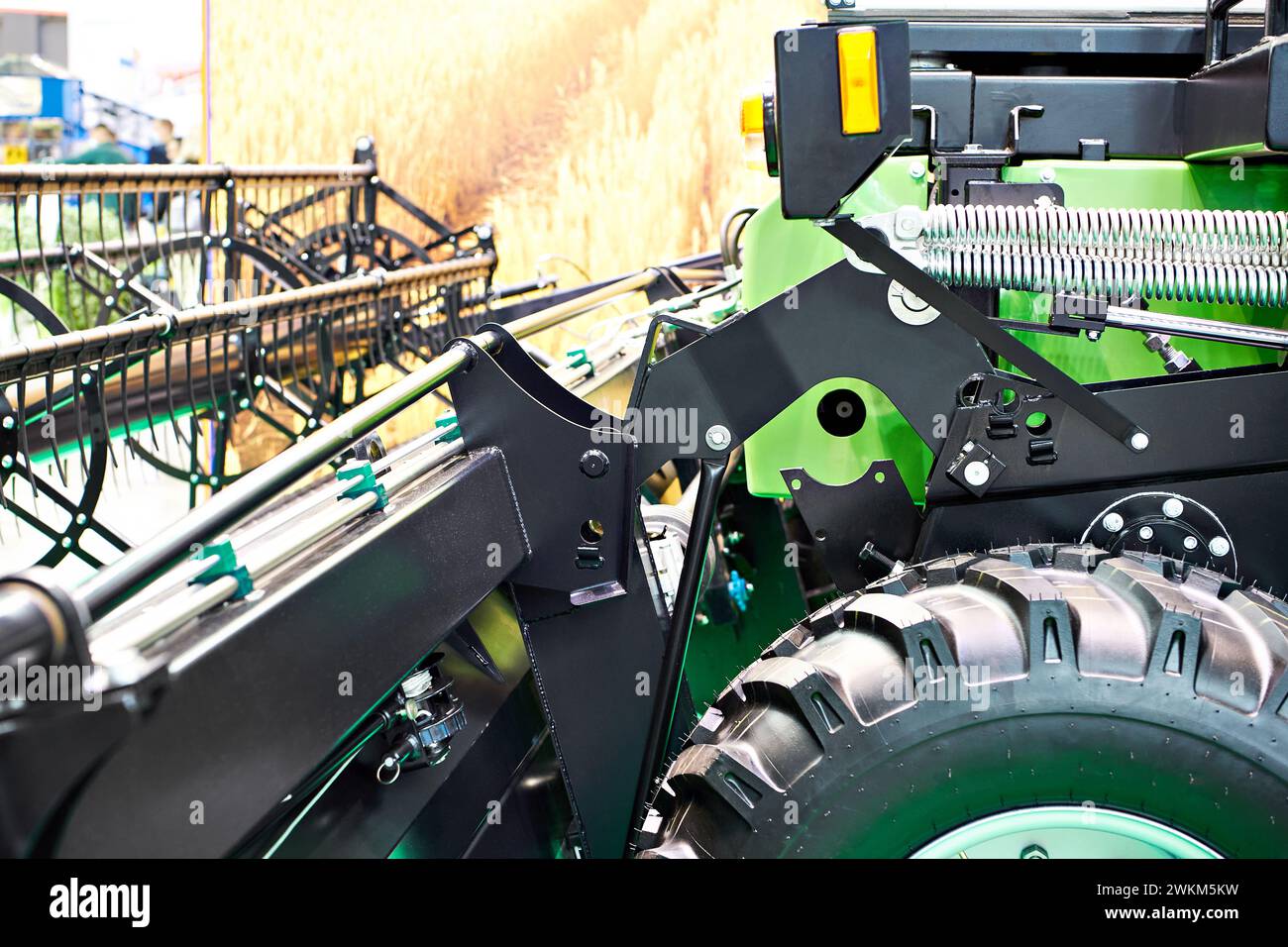 Faucheuse-conditionneuse automotrice avec barre de coupe à andains en exposition Banque D'Images