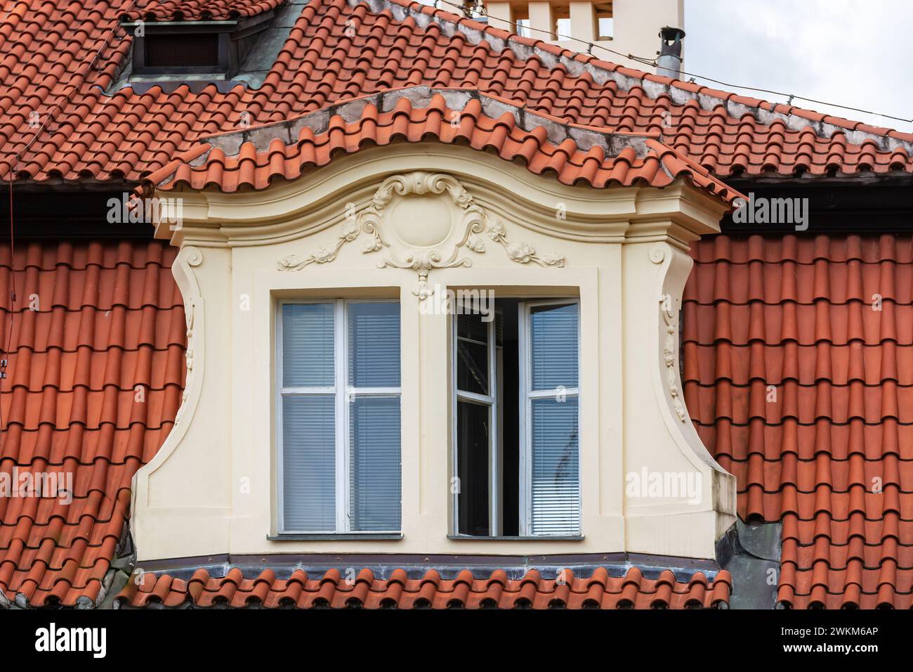 Mezzanine avec deux fenêtres rectangulaires sur un toit de tuiles rouges dans la ville tchèque de Prague. De la fenêtre de la série du monde. Banque D'Images