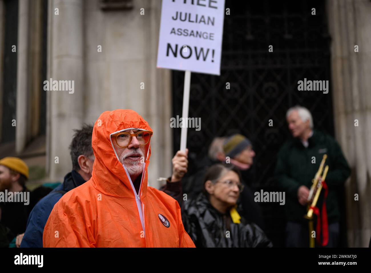 21 février 2024 : pour la deuxième journée, les manifestants se rassemblent devant la haute Cour pour soutenir Julian Assange, alors que le fondateur de WikiLeaks lutte contre l'extradition vers les États-Unis. Assange, né en Australie, devrait témoigner par liaison vidéo depuis la prison de haute sécurité de Belmarsh où il est détenu. Banque D'Images