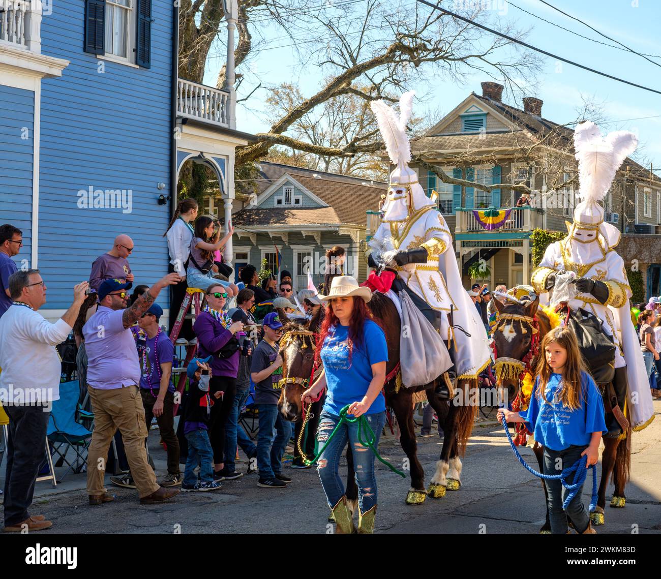 LA NOUVELLE-ORLÉANS, LOUISIANE, États-Unis - 19 FÉVRIER 2023 : les ducs Krewe de Thoth traversent la foule à cheval lors de la parade de mardi gras sur Magazine Street Banque D'Images