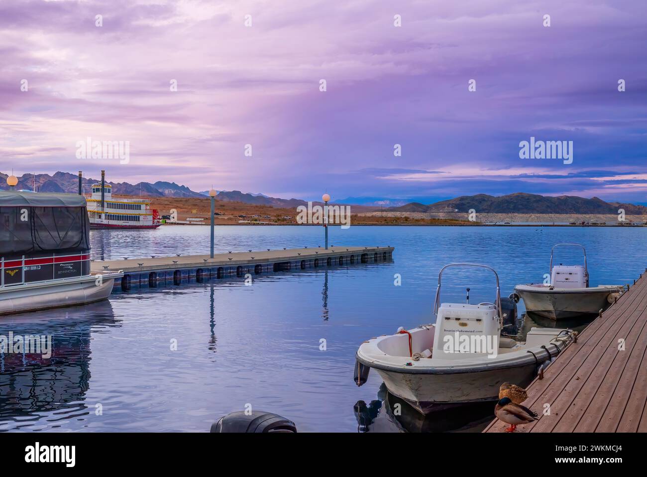 Le serein Lake Mead Marina avec des bateaux amarrés le long d'une jetée en bois. Au premier plan, deux petits bateaux sont amarrés, le port de plaisance semble calme et calme Banque D'Images