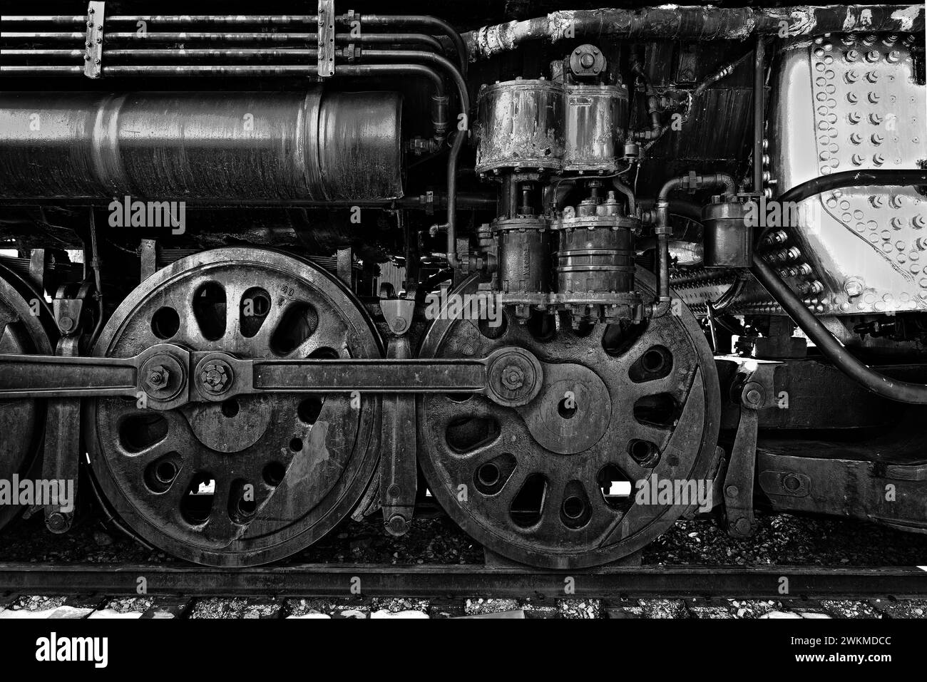 Image monochrome de roues de train vintage sur rails Banque D'Images