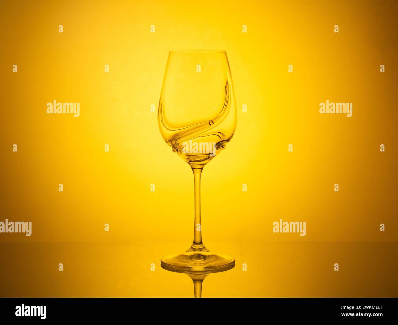 Un fond dégradé magnifiquement rayonnant ajoute une touche d'élégance à la verrerie, créant une photo saisissante et artistique qui attire le regard avec elle Banque D'Images