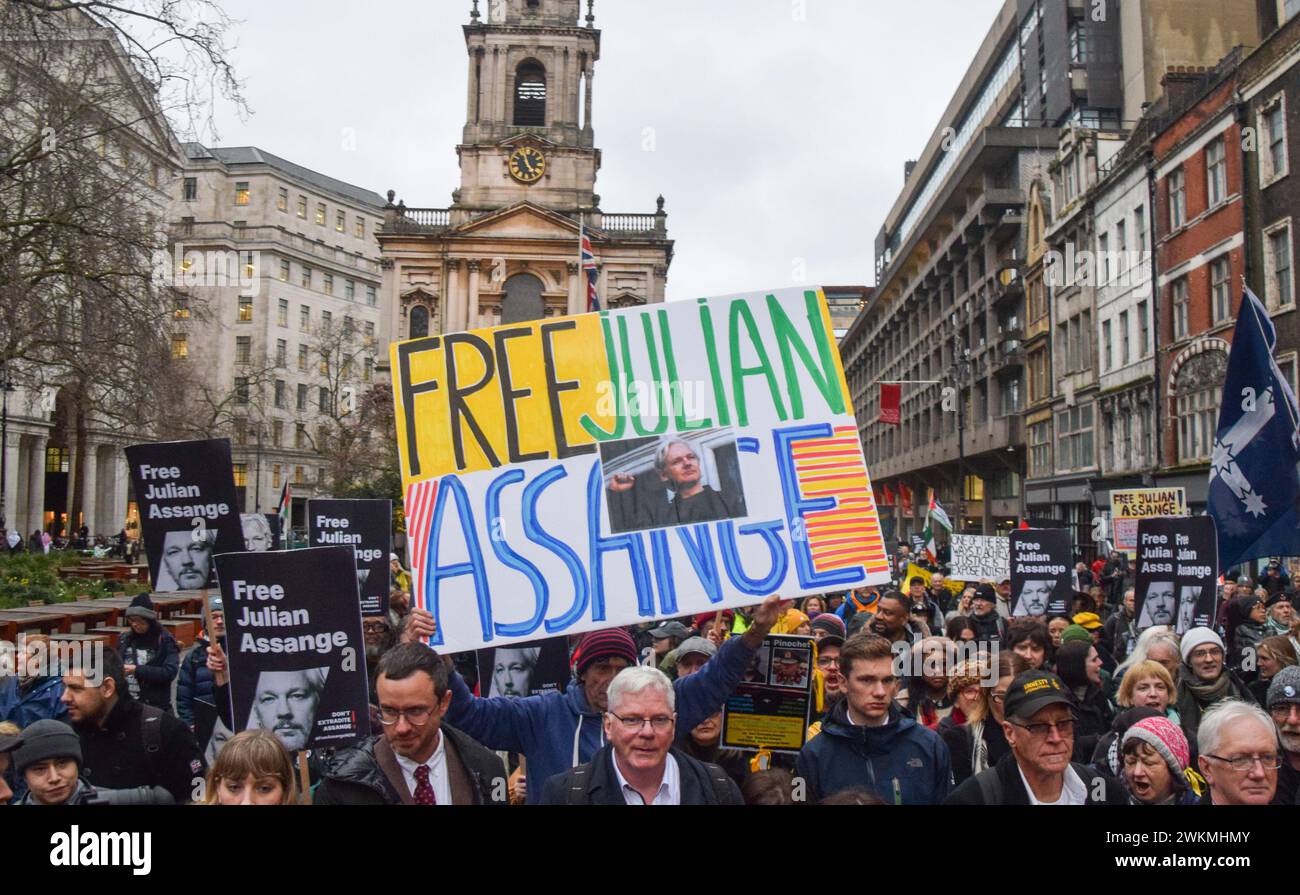 Londres, Royaume-Uni. 21 février 2024. Les partisans de Julian Assange défilent des cours royales de justice à Downing Street le deuxième jour de l'audience d'extradition d'Assange. Crédit : Vuk Valcic/Alamy Live News Banque D'Images