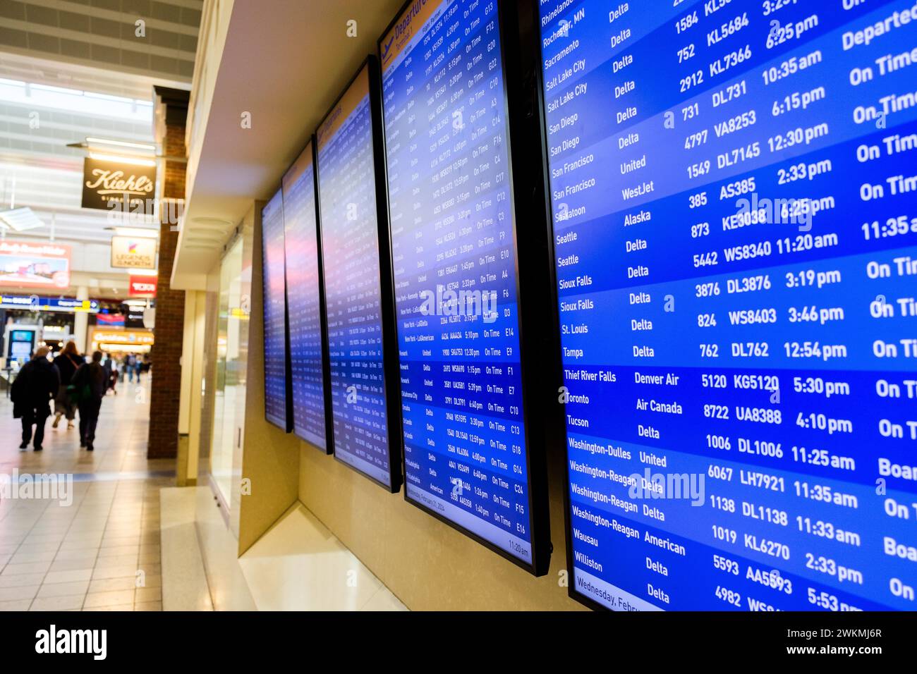 Les voyageurs aériens et l'affichage arrivée-départ au Minneapolis-équipé Paul Airport, États-Unis (MSP) lors d'une journée typique de voyage à l'aéroport. Banque D'Images