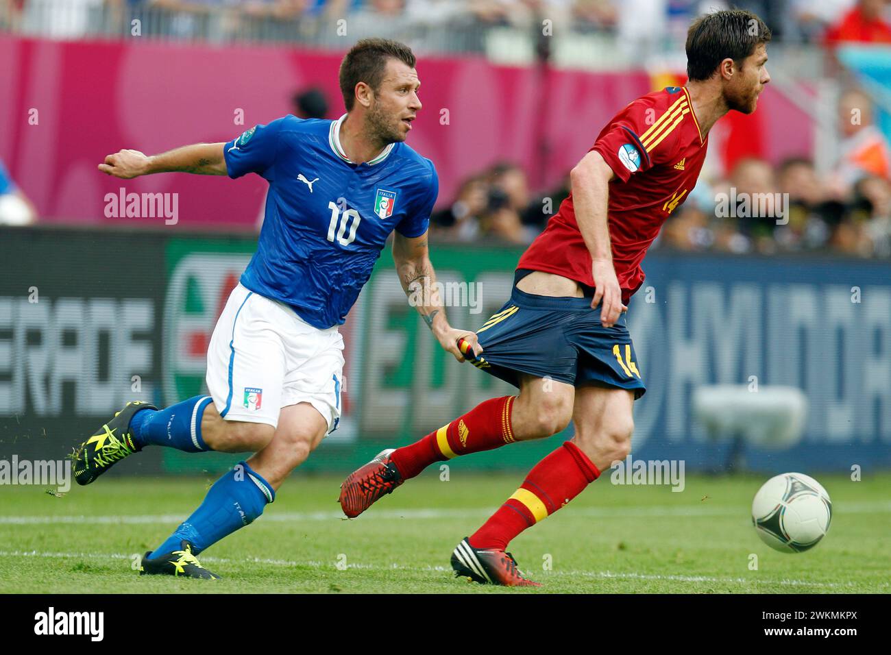 Antonio Cassano gegen Xabi Alonso Fussball EM 2012 : Spanien - Italien 1:1 UEFA EURO 2012 Groupe C : Espagne vs. Italie 10.6.12 © diebilderwelt / Alamy Stock Banque D'Images