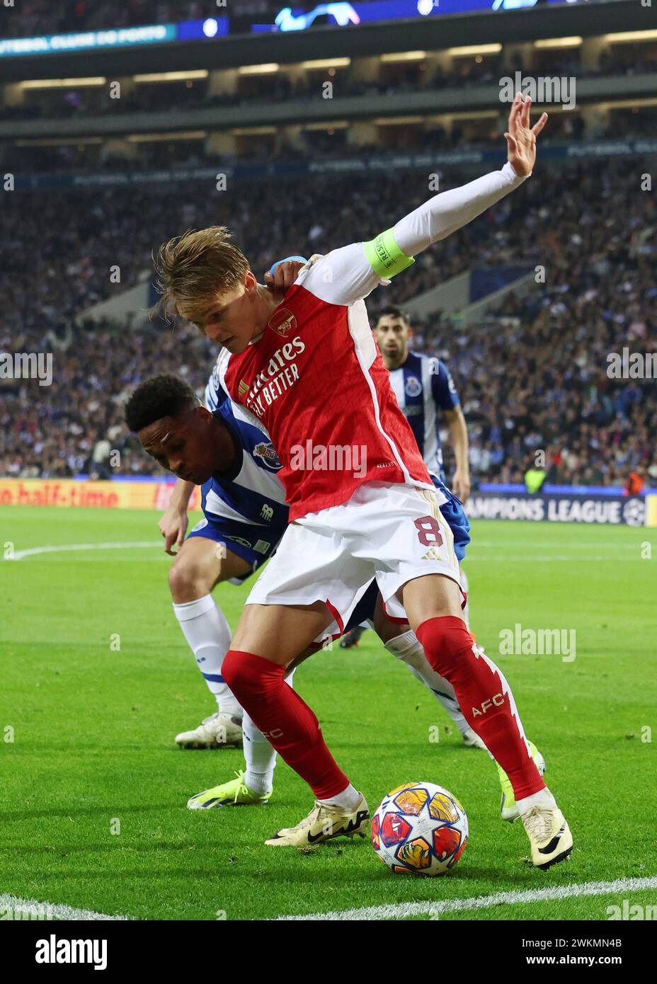 Porto, Portugal. 21 février 2024. Martin Odegaard d'Arsenal retient Wendell du FC Porto lors du match de l'UEFA Champions League à l'Estadio do Dragao, Porto. Le crédit photo devrait se lire comme suit : David Klein/Sportimage crédit : Sportimage Ltd/Alamy Live News Banque D'Images