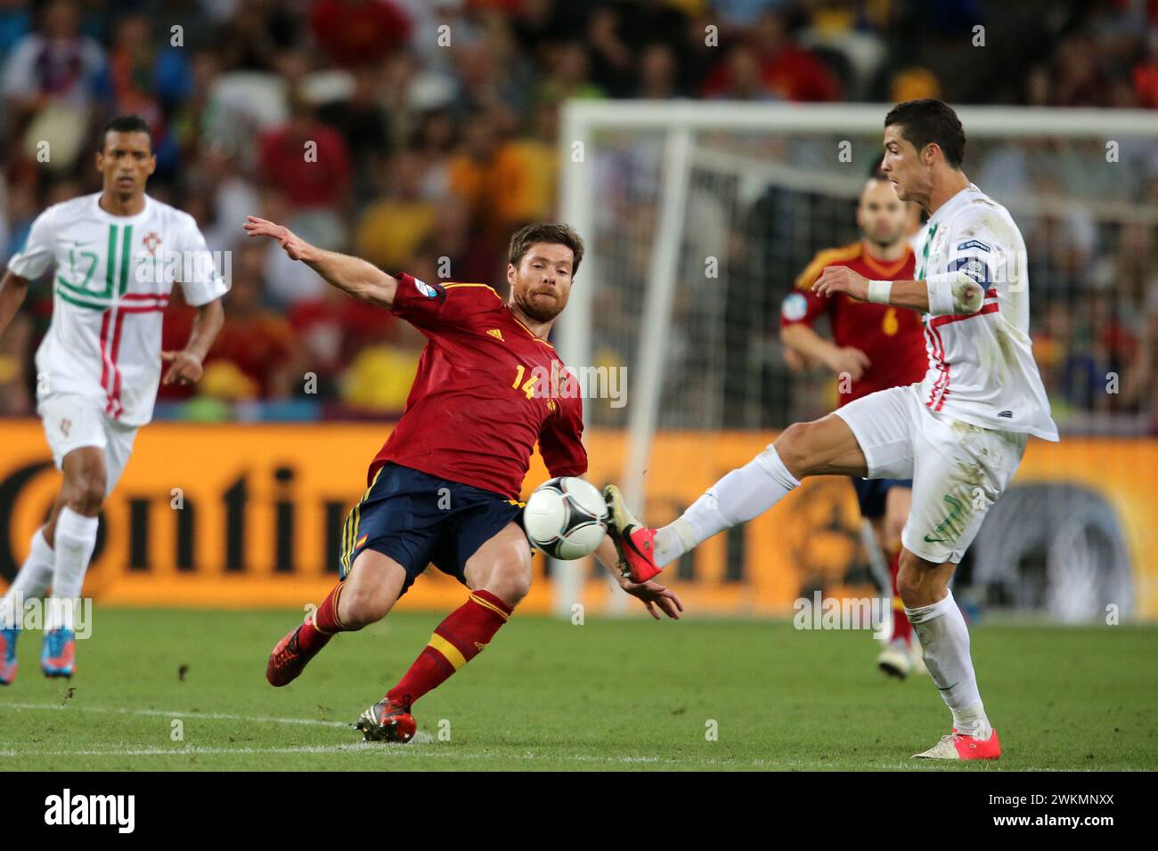 Cristiano Ronaldo Portugal gegen Xabi Alonso ( ESP ) Halbfinale demi-finale Portual Spanien Espagne 2:4 n Elfmeterschiessen Fussball EM UEFA Euro Europameisterschaft 2012 Polen Ukraine championnat d'europe de football UEFA 2012 Pologne Ukraine © diebilderwelt / Alamy Stock Banque D'Images